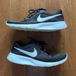 Nike Tanjun Black/White 818381-011 Youth 6 Women’s 7.5